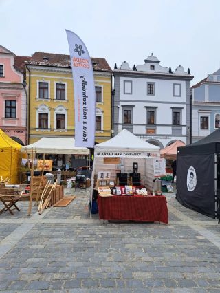 Dnes jsme do 18 v krásné adventní Třeboni na náměstí ❤️☕🫖 Kromě kávy máme na zahřátí taky skvělý punč, tak za námi zajděte...